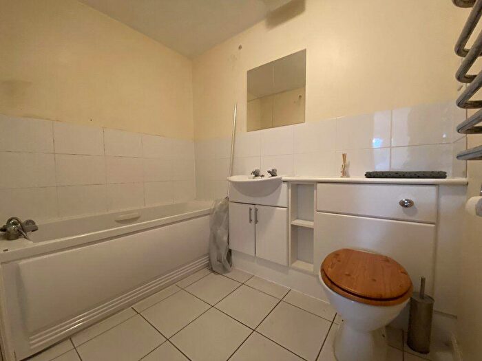 2 Bedroom Flat To Rent In Bronte Close, SL1
