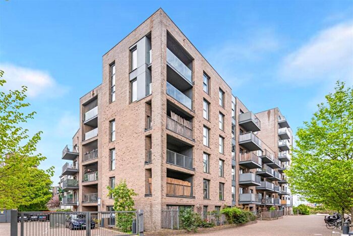 2 Bedroom Flat For Sale In Hythe House, Woodberry Down, N4
