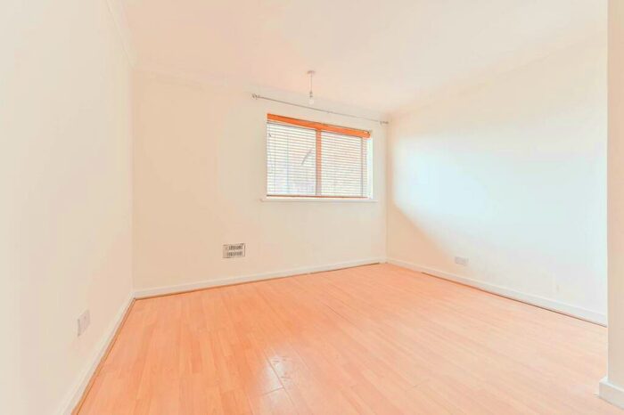 2 Bedroom Flat To Rent In Parkgate Road, Battersea, London, SW11