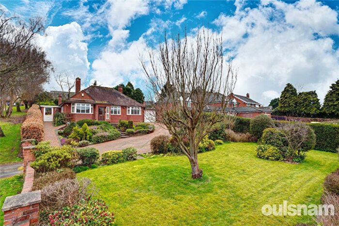 3 Bedroom Bungalow For Sale In Hanbury Road, Droitwich, Worcestershire, WR9