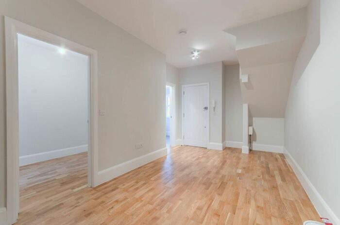 1 Bedroom Flat To Rent In Garratt Lane, Earlsfield, London, SW18