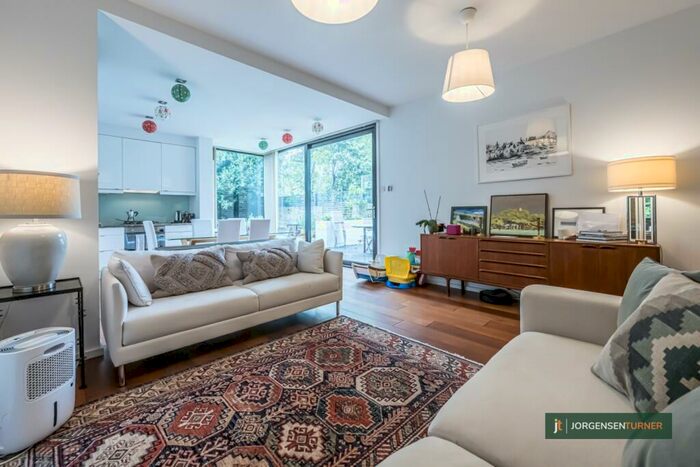 3 Bedroom Flat To Rent In Brondesbury Road, Queens Park, London, NW1