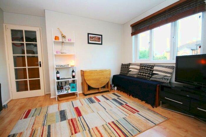 1 Bedroom Apartment To Rent In Parrotts Field, Hoddesdon, EN11