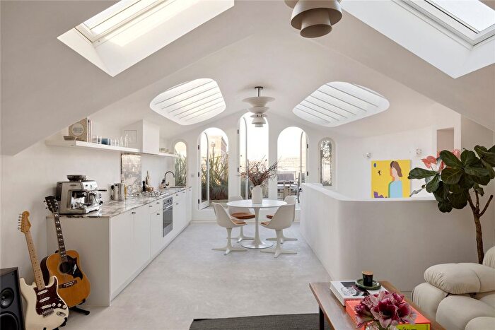 2 Bedroom Flat To Rent In Golborne Road, London, W10