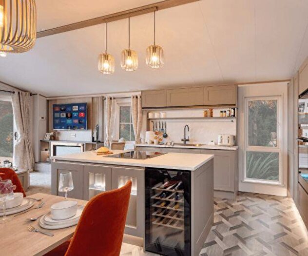 2 Bedroom Park Home For Sale In Hoburne Cotswold, GL7