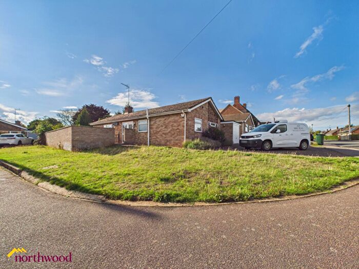 3 Bedroom Detached Bungalow For Sale In Rochester Way, Twyford, OX17