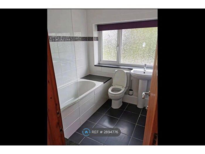 4 Bedroom Semi-Detached House To Rent In Pinewood Hill, York, YO10