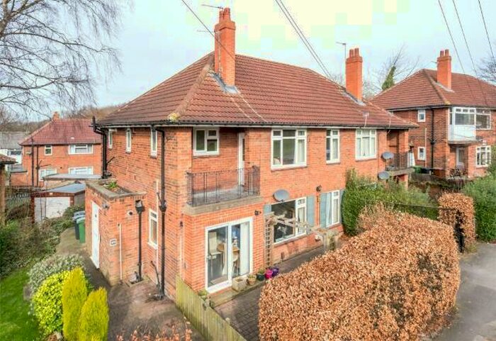 2 Bedroom Flat To Rent In Cranmer Bank, Leeds, West Yorkshire, LS17