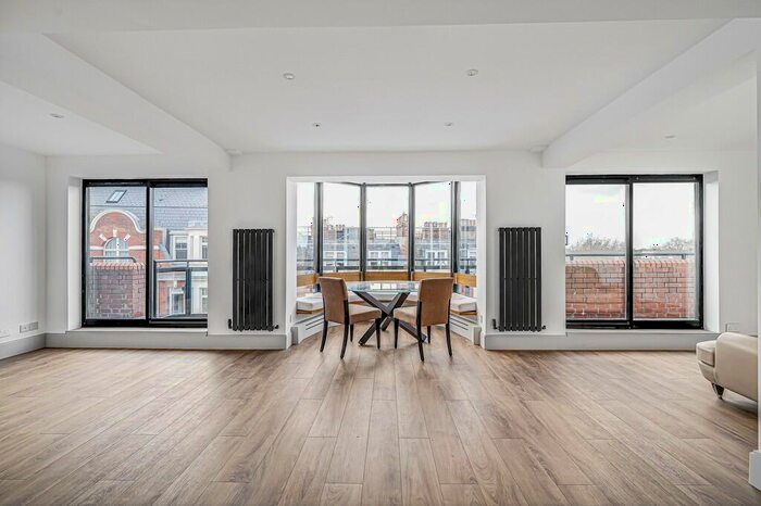 3 Bedroom Apartment To Rent In Drayton Gardens, Chelsea, SW10