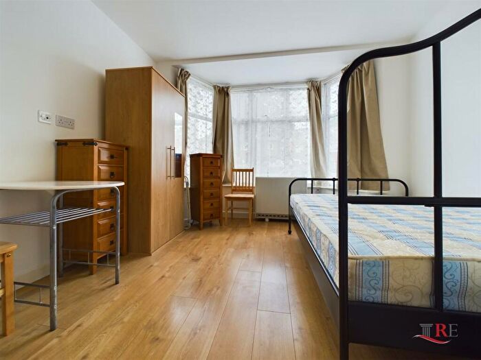 Semi-Detached House To Rent In Cotswold Gardens, London, NW2