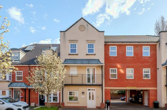 2 Bedroom Flat To Rent In Erickson Gardens Bromley, BR2