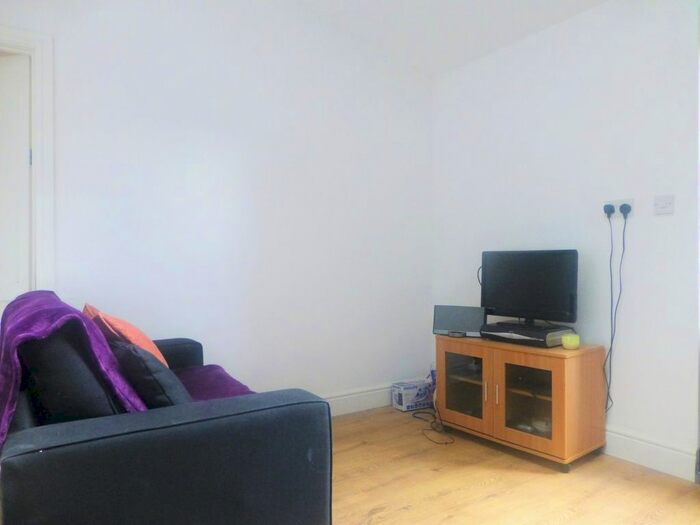 1 Bedroom Flat To Rent In Crowther Avenue, Brentford, TW8