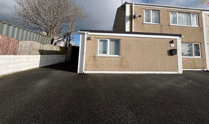 3 Bedroom Semi-Detached House To Rent In Alaw View, Rhosybol, LL68