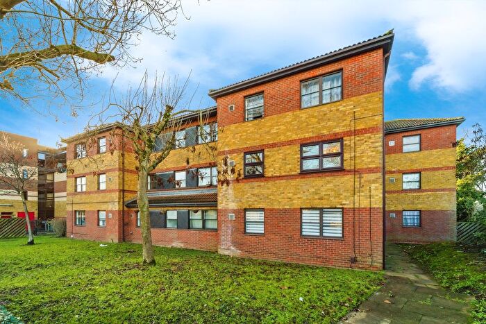 1 Bedroom Flat For Sale In Gibson Close, Isleworth, TW7