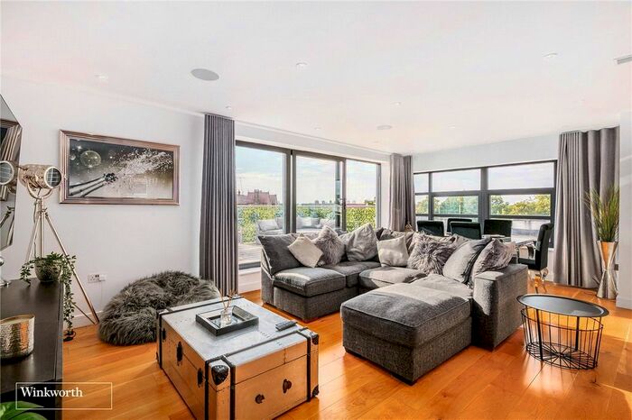 2 Bedroom Flat To Rent In Hogarth Lane, London, W4