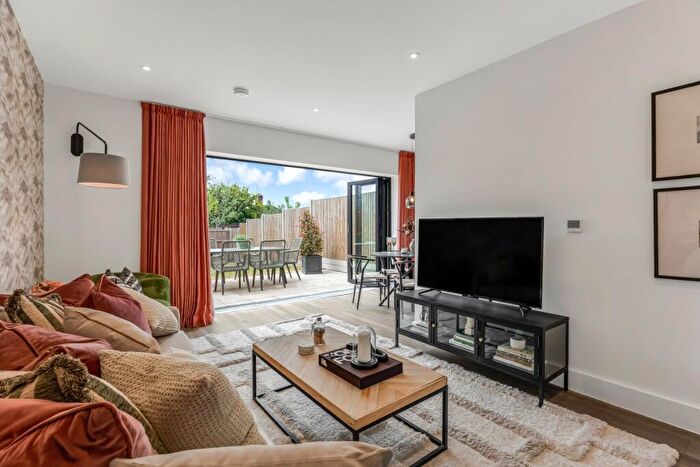 3 Bedroom Terraced House For Sale In Granville Road, Childs Hill, NW2