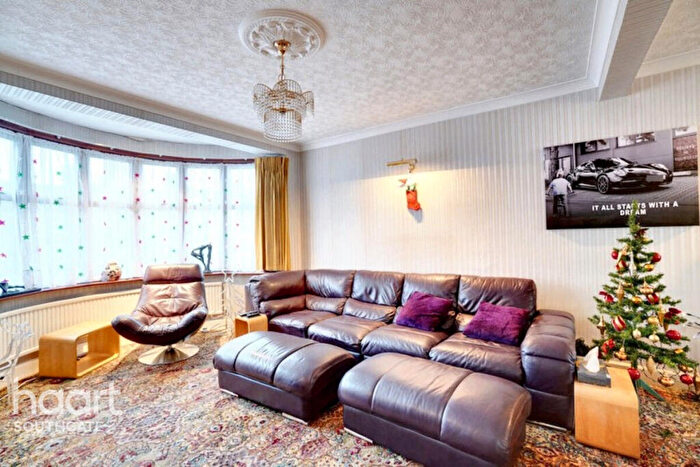 3 Bedroom Semi-Detached House For Sale In Chase Road, London, N14