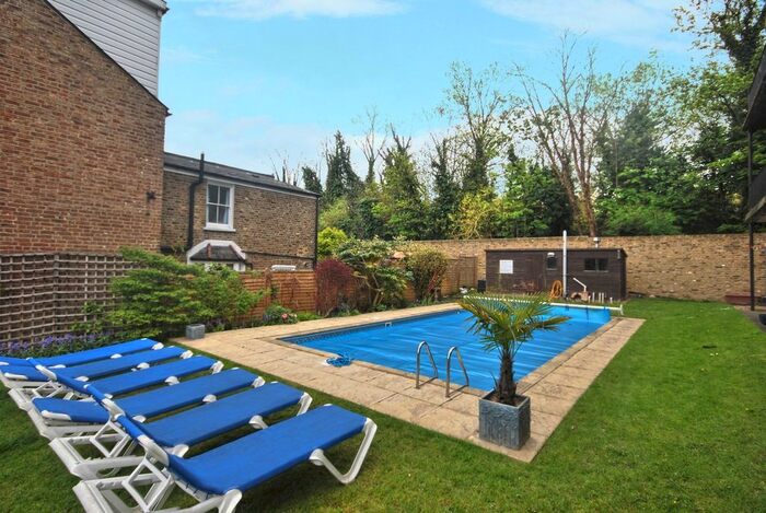 2 Bedroom Flat To Rent In Underhill Road, London, SE22