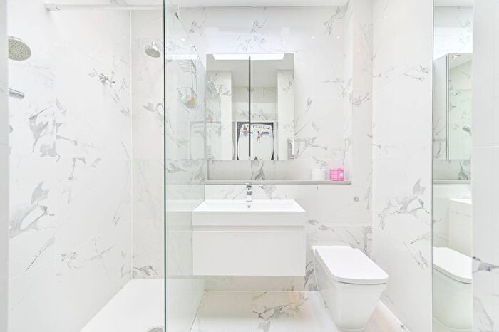 Studio For Sale In Lancaster Road, Ladbroke Grove, London, W11