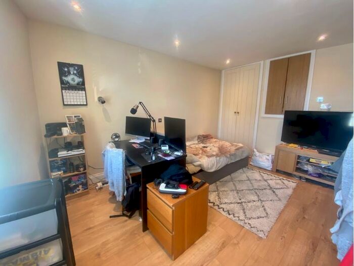 Flat To Rent In George Street, Caversham, Berkshire, RG4