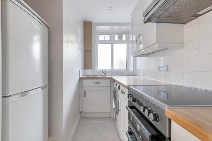 2 Bedroom Apartment To Rent In Lower Ham Road, Kingston Upon Thames, KT2