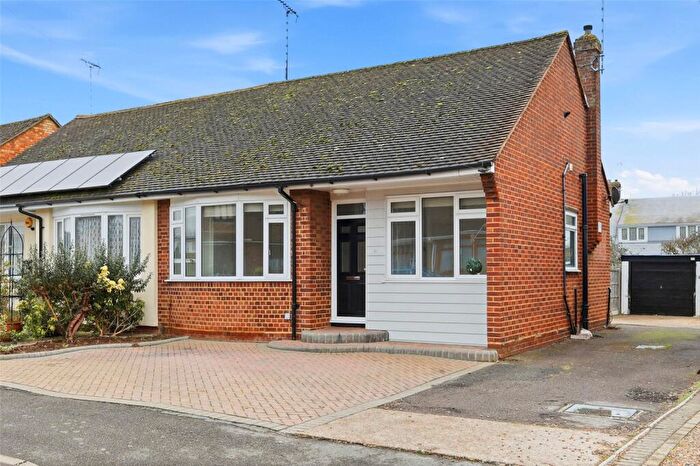 2 Bedroom Bungalow For Sale In Craven Close, Rochford, Essex, SS4