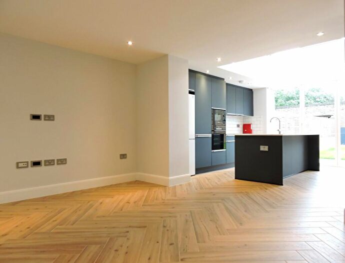 2 Bedroom Flat To Rent In Southgate Road, London, N1