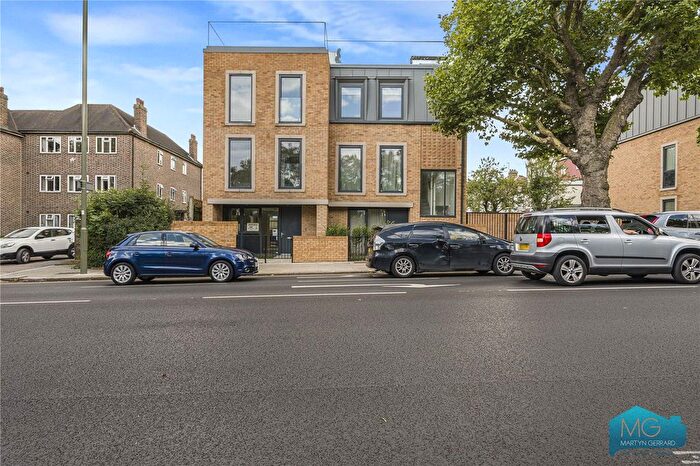 3 Bedroom Detached House For Sale In High Road, London, N12