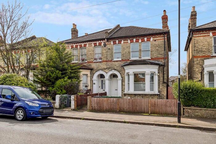 3 Bedroom Flat To Rent In Buckleigh Road, London, SW16