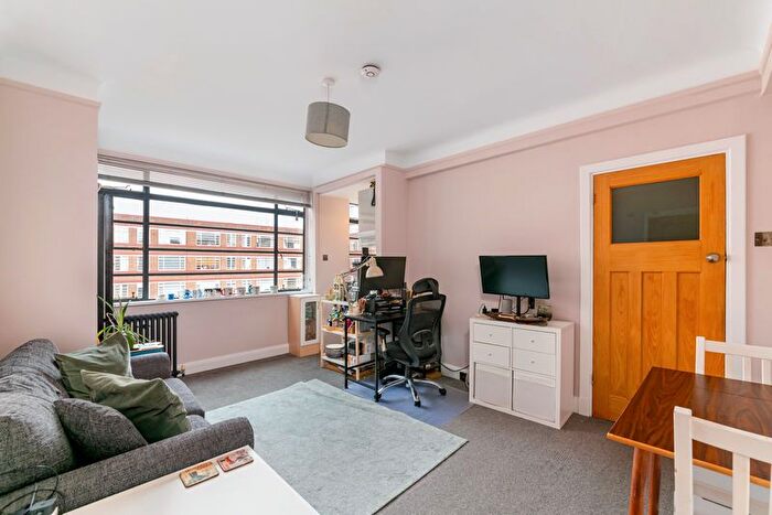 1 Bedroom Flat For Sale In Balham High Road, London, SW17