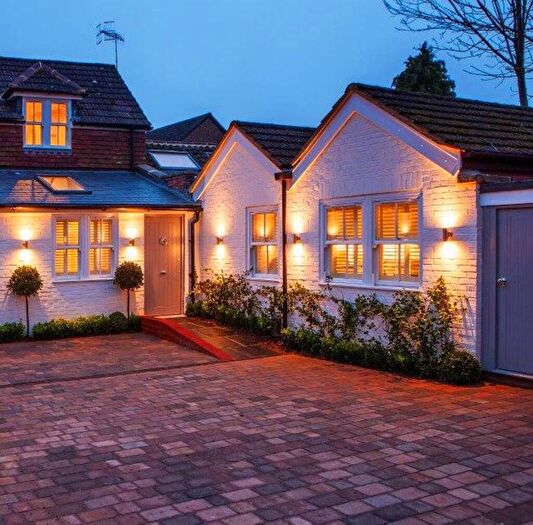 2 Bedroom Bungalow To Rent In Wharf Road, Guildford, GU1