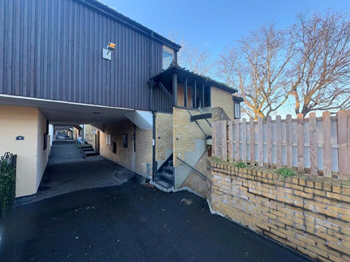 1 Bedroom Maisonette For Sale In Kiln Shaw, Langdon Hills, Basildon, SS16