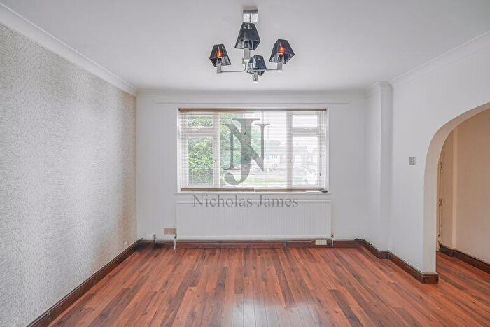 Detached House To Rent In St. John's Avenue, London, N11