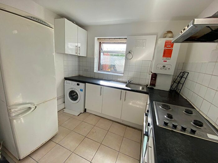 2 Bedroom Flat To Rent In High Road Leytonstone, London, E11