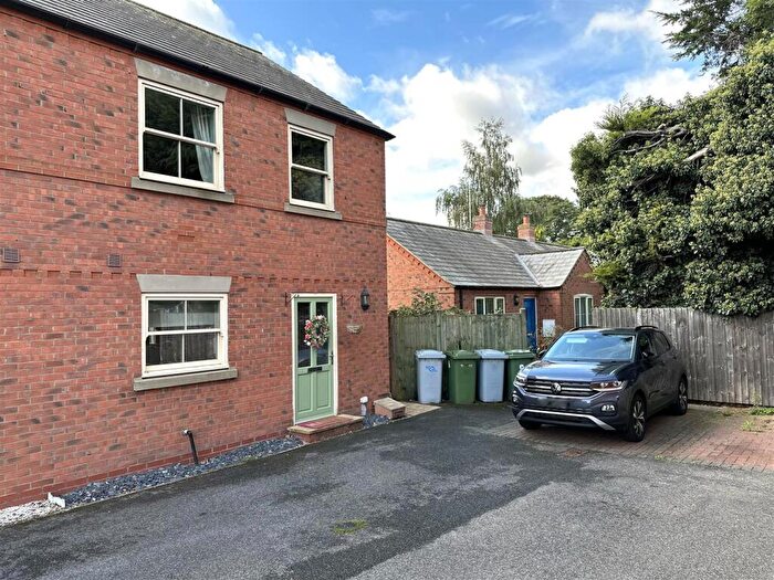 3 Bedroom Semi Detached House To Rent In Higgins Close, Newark, Nottinghamshire, NG24