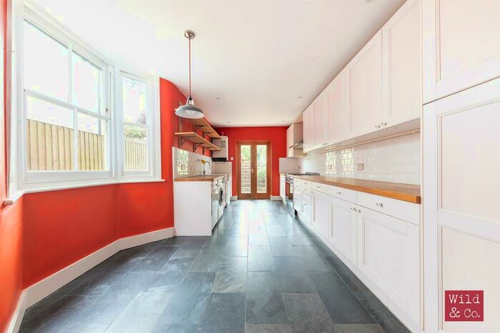 5 Bedroom House To Rent In Roding Road, Hackney, E5