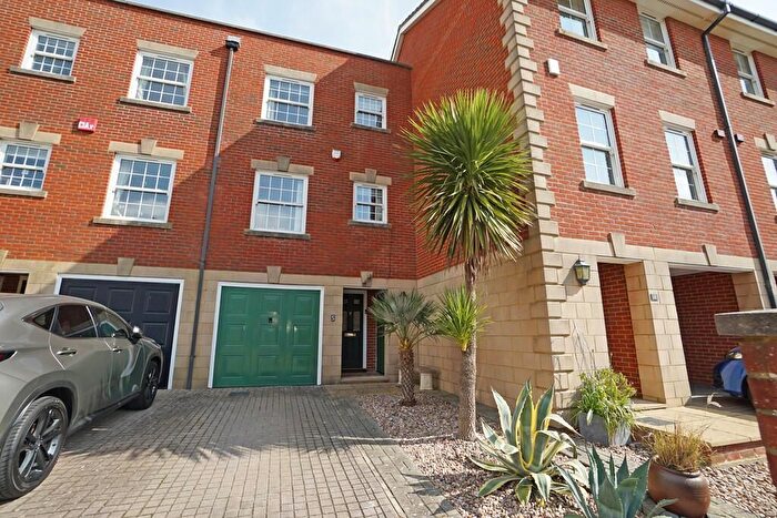 3 Bedroom Town House To Rent In Captains Row, Portsmouth, PO1