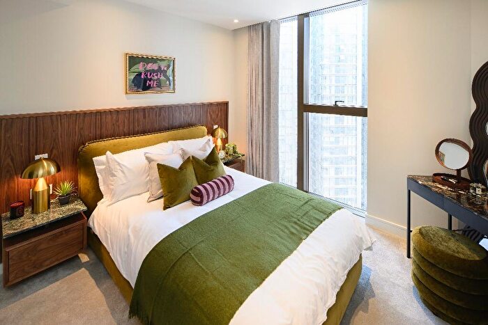 2 Bedroom Apartment For Sale In South Quay Plaza, Canary Wharf, London, E14
