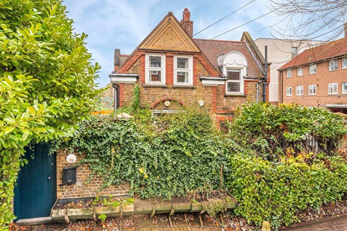 3 Bedroom Detached House For Sale In Garratt Lane, Tooting, SW17