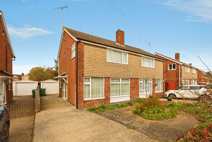 3 Bedroom Semi Detached House For Sale In New Meadow, Aylesbury, HP21