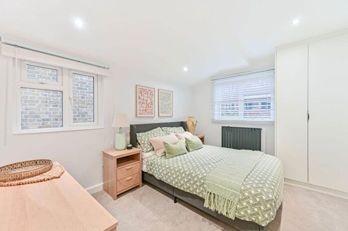 2 Bedroom Flat For Sale In Hewer Street, Ladbroke Grove, London, W10