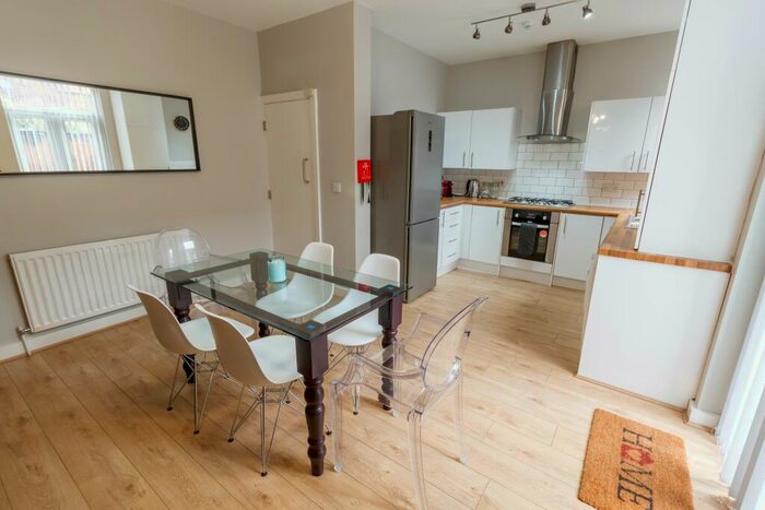 5 Bedroom Terraced House To Rent In Esher Road, L6