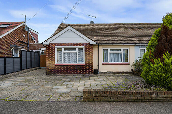 4 Bedroom Semi-Detached Bungalow For Sale In Chestnut Grove, Wilmington, DA2