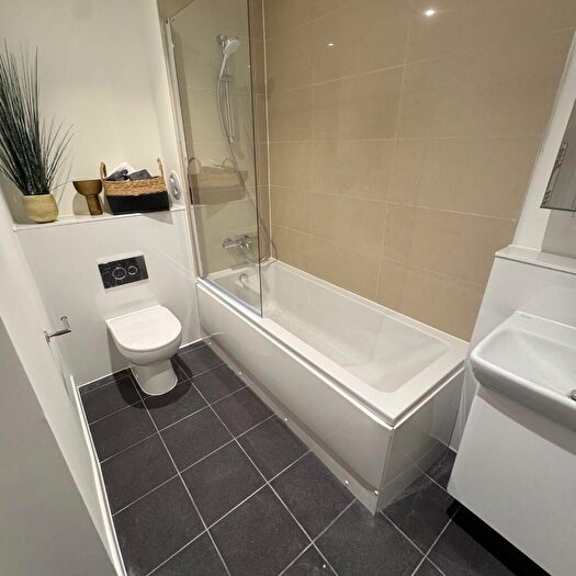 2 Bedroom Apartment To Rent In Minerva Square, Glasgow, G3