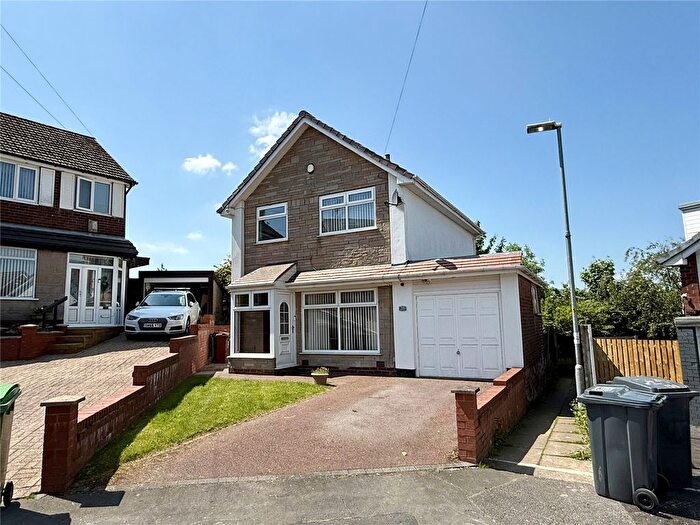3 Bedroom Detached House For Sale In Holcombe View Close, Moorside, Oldham, OL4