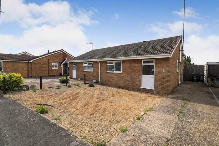2 Bedroom Bungalow To Rent In Ashridge Close, Rushden, NN10