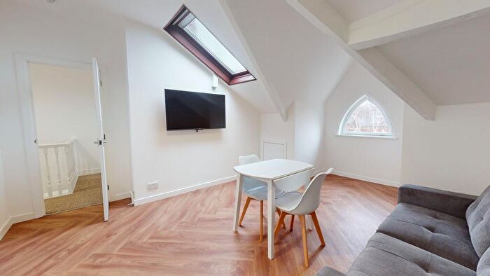 1 Bedroom Flat To Rent In Victoria Terrace, Woodhouse, Leeds, LS3