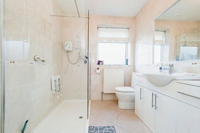 3 Bedroom Bungalow To Rent In Lawns Way, Romford, RM5