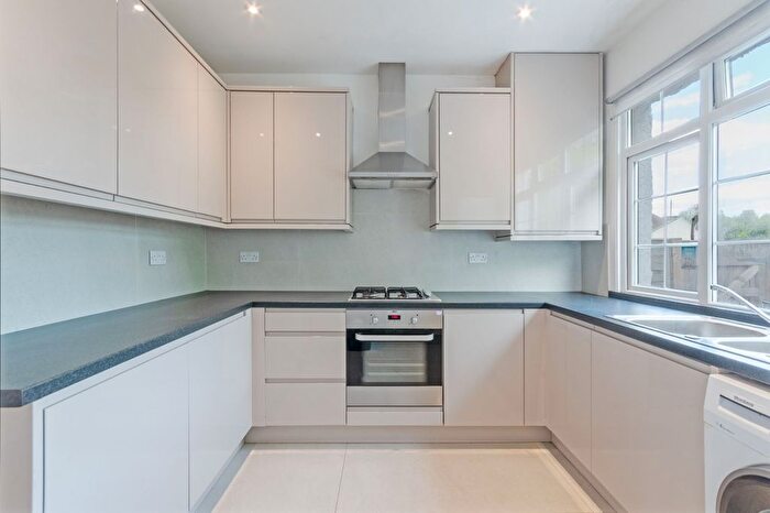 4 Bedroom Detached House To Rent In Hendon Way, Childs Hill, NW2