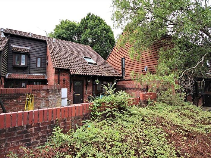 1 Bedroom End Of Terrace House For Sale In Huntingdon Road, Woking, Surrey, GU21